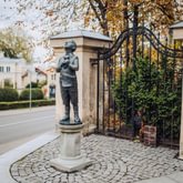 Romain Gary – Ein Junge mit einer Schuhstatue